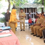 Gubernur Khofifah melihat langsung proses pengambilan PIN PPDB di SMAN 15 Surabaya. foto: ist