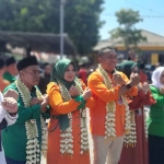 Yusuf Rio Wahyu Prayogo besama Ulfiyah saat mendaftar sebagai calon bupati dan wakil bupati ke KPU Situbondo.