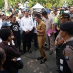 Bupati Jombang, Nyono Suharli saat menemui para pendemo di depan kantor DPRD, Selasa (25/4/2017). foto: RONY S/ BANGSAONLINE