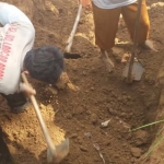 Prosesi pemindahan makam di Tempat Pemakaman Umum Duduhan, Desa Mantoro, Pacitan.