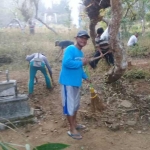 Salah seorang warga saat melakukan gugur gunung.