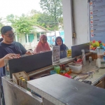 Calon Bupati Kediri nomor urut 2 Hanindhito Himawan Pramana saat menyapa salah satu pedagang. Foto: Ist.