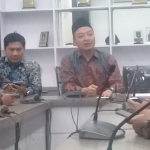 Wakil Ketua DPRD Gresik Asluchul Alif bersama Ketua Komisi IV Muchammad memberikan keterangan pers usai hearing. foto: ist.