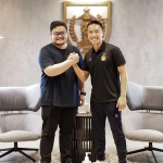 Bupati Hanindhito Himawan Pramana (kiri) bersama Kapten Persik Kediri, Arthur Irawan. Foto: Ist.