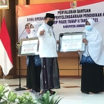 Bupati Jember Hendy Siswanto menyerahkan secara simbolis BOP PAUD kepada 150 perwakilan lembaga bertempat di Aula Dispendik Jember, Jumat (3/12).