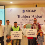 CEO PT Solomon Indo Global M.Thobroni Ali dan Ipung Saputro, menyerahkan bantuan secara simbolis