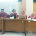 Dewan pendidikan saat menyampaikan rilis terkait petisi yang dikeluarkan di aula Pasca Sarjana STAIN Kediri.