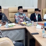 Prof Dr KH Asep Saifuddin Chalim, MA (pakai jas hitam, nomor dua dari kanan) dan Prof Dr H Warul Alidin AK, MA (nomor tiga dari kanan). foto: mma/ bangsaonline.com