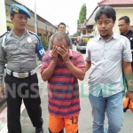 Mujiono saat dibawa ke Polres Blitar Kota. foto: AKINA/ BANGSAONLINE