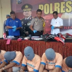 Ketujuh pelaku beserta barang bukti saat dipamerkan di Mapolres Tuban.