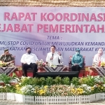 Wali Kota Maidi saat memimpin jalannya rakor, didampingi Wawali, Ketua TP PKK, Ketua DPRD, dan Forkopimda Kota Madiun.