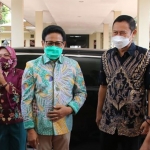 A Halim Iskandar bersama Bupati Yuhronur Efendi diskusi penanggulangan kemiskinan ekstrem di Lamongan, Sabtu (25/9/2021). foto: Nur Qomar/ bangsaonline.com