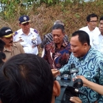 Komisi V DPR RI saat meninjau proyek Pelabuhan Nggelon.