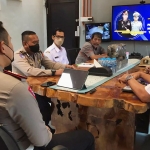 Kasatlantas Polres Kediri AKP Bobby Muhammad Zulfikar saat memimpin rapat koordinasi terkait penggunaan skuter listrik. foto: ist.