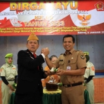 Ferry Djatmiko (kanan) saat menerima potongan tumpeng dari Ketua DPC LVRI Kota Kediri, Petrus Situmorang. Foto: Ist