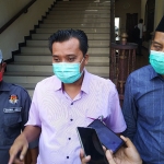 Ihsan Qoriawan didampingi Makhrus Ali saat ditemui beberapa media. (foto: TRIWI YOGA/ BANGSAONLINE)