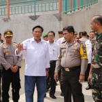 ?Kapolda Jatim, Irjen Pol Machfud Arifin bersama Pangdam V/Brawijaya Mayjen TNI Arif Rahman didampingi Bupati Sambari HR saat di Stadion Gejos, Minggu (31/12/2017) siang. Foto: SYUHUD ALMANFALUTY/BANGSAONLINE