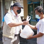 BANTUAN: Bambang Haryo Soekartono (BHS) memberi sembako ke warga terdampak Covid-19, di Desa Candinegoro Wonoayu, 7 Agustus 2021 lalu. foto: ist.