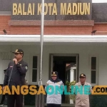 Wali Kota Madiun, Maidi, saat menjadi pembina apel gelar pasukan Nataru. Foto: HENDRO SUHARTONO/BANGSAONLINE