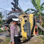 Truk baru berhenti setelah menabrak tiang listrik.