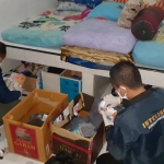 Petugas Lapas Kelas II B Blitar saat melakukuan penggeledahan di kamar-kamar warga binaan, Senin (1/2/2021) malam. foto: ist.