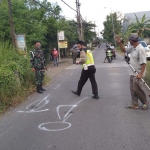 Polisi melakukan olah TKP di lokasi kejadian.