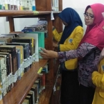 Pengunjung Perpusda Tuban saat mencari buku.