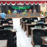 Suasana rapat paripurna DPRD situbondo, terlihat banyak kursi kosong.