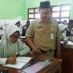 Kepala Sekolah SMPN 1 saat meninjau UNBK.