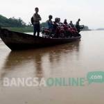 Aktivitas perahu untuk penyeberangan di Desa Dukoh Lor dan Desa Purwosari tidak berhenti. (foto: eky nurhadi)