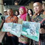 Gubernur Jatim Khofifah menunjukkan foto-foto harimau benggala anakan yang baru lahir.