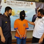 Kasatreskrim Polres Probolinggo Kota saat merilis tersangka pencurian HP di rumah seorang takmir masjid.