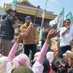 Hely Suyanto dan Nurochman nyanyi bareng di hadapan peserta jalan sehat di Alun-Alun Kota Batu.