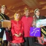 Pemenang Kacong tor Cebbing 2016, Andi Firmansyah dan Erra Fazhira, bersama Wabup Sumenep Ahmad Fauzi dan istri, Nia Kurnia sedang berpose di Graha Zanzibar (03/09). 