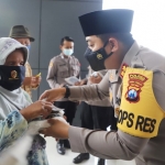 Kapolres Mojokerto AKBP Dony Alexander, S.I.K., M saat membagikan ratusan zakat fitrah.