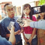 Kuasa Hukum korban Nur Aziz, S.H., M.H., memberikan keterangan kepada awak media saat mendatangi Mapolres Tuban.