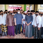 Cabup Kediri, Hanindhito Himawan Pramana, akrab disapa Dhito (masker putih) saat besilaturahmi dengan pengurus dan jamaah ITQON di Ponpes Sabilil Huda di Dusun Bukaan, Desa Keling, Kecamatan Kepung, Kabupaten Kediri. foto: MUJI HARJITA/ BANGSAONLINE