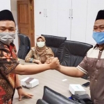 Gus Yani saat pamitan dengan penggantinya, Abdul Qodir. foto: SYUHUD/ BANGSAONLINE