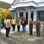 Apel pengamanan Jumat Agung yang diikuti personel Polres Blitar, Banser, dan Pecalang.