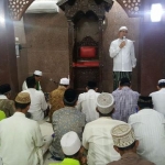 Camat Manyar Abdul Hakam memberikan arahan kepada para jamaah usai salat subuh bersama di masjid jamik Desa Betoyo Kauman.  foto: syuhud/BANGSAONLINE