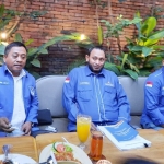 Konferensi pers Musda VI Partai Demokrat Jatim dihadiri Ketua OC Samwil, Ketua SC M. Reno Zulkarnaen, dan Wasekjen DPP Partai Demokrat Renanda Bachtiar. foto: DIDI ROSADI/ BANGSAONLINE