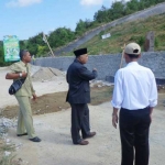 Tim Dinas LH Pacitan, saat meninjau lokasi TPA.