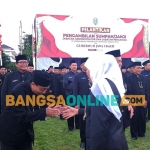 Gubernur Khofifah saat memberi selamat kepada pejabat yang baru saja dilantik. Foto: DEVI FITRI AFRIYANTI/BANGSAONLINE