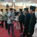 Bupati Bangkalan didampingi Wakil Bupati, Sekda dan Kepala OPD sedang memberikan ucapan selamat kepada Rudiyanto, SE, MM dan 4 pejabat lainnya.