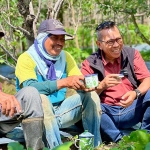 Nurochman saat berdialog dengan petani apel di Tulungrejo, Bumiaji.