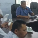 Rapat dengar pendapat antara Komisi II DPRD, Satpol PP, dan Dinas Koperasi Usaha Mikro dan Perdagangan Trenggalek. foto: HERMAN/ BANGSAONLINE