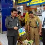 Plt Kadinkes, Nurul Dholam saat memeriksa parcel di supermarket Sarikat Jaya. foto: SYUHUD/ BANGSAONLINE
