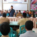 Gus Yani saat bertemu masyarakat Pulau Bawean, beberapa waktu lalu. foto: ist.