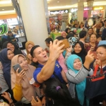 Pengunjung Royal Plaza berebut foto bareng dengan artis yang merupakan caleg NasDem. foto: DIDI ROSADI/ BANGSAONLINE