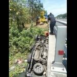 NYUNGSEP. Posisi mobil yang nyungsep di sungai sebelah jembatan sebelum di evakuasi. foto: catur andy/BANGSAONLINE